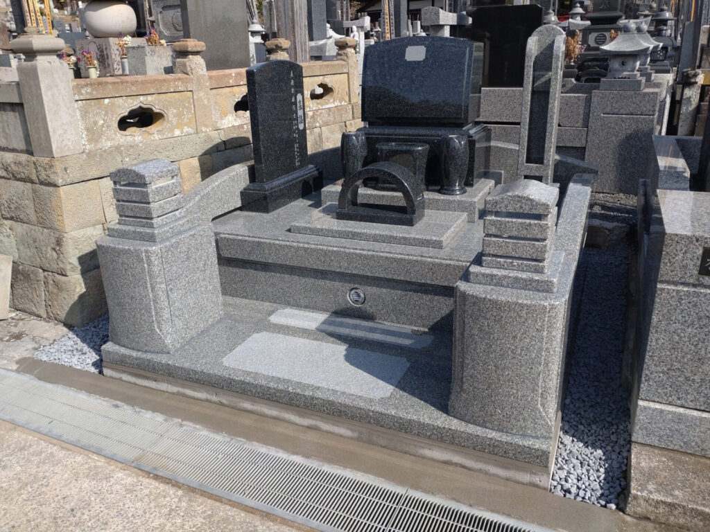 石碑:黒御影石 外柵:白御影石 施工例