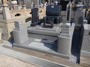 石碑：黒御影石 外柵：白御影石 施工例