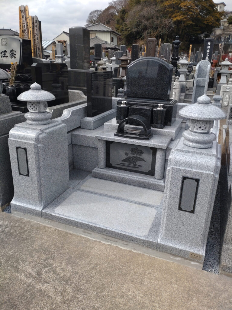 石碑：黒御影石 外柵：白御影石 施工例